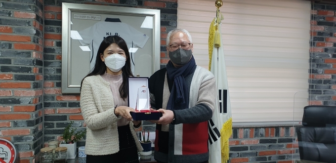 안양시 김보원 주무관이 박정기 성문고 교장으로부터 감사퍠를 받고 있다.(사진=안양시 제공)