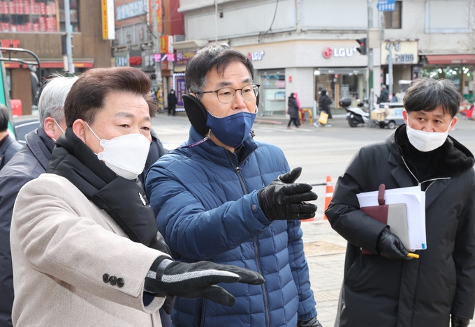 박승원 광명시장이 직접 거리에 나서 쾌적한 보행환경과 깨끗한 도시 이미지를 만들기 위한 소통행정을 펼쳤다.(사진=광명시 제공)