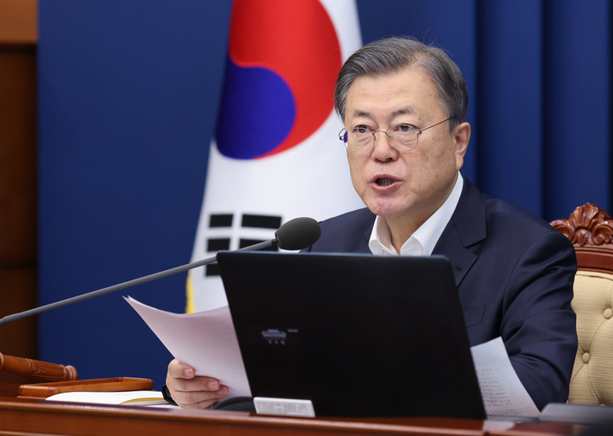 문재인 대통령이 8일 오전 청와대 여민관에서 열린 영상 국무회의에서 발언하고 있다. (사진=연합뉴스 제공)