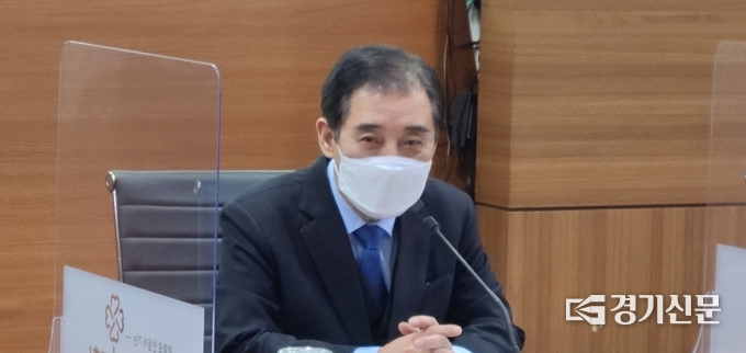 박윤국 포천시장이 이임 위원장들에게 감사의 인사를 하고 있다. (사진=문석완 기자)