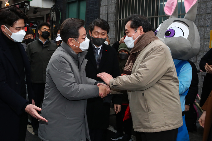 이낙연 전 대표와 악수하는 이재명 후보 (사진=국회사진기자단/연합뉴스 자료사진)