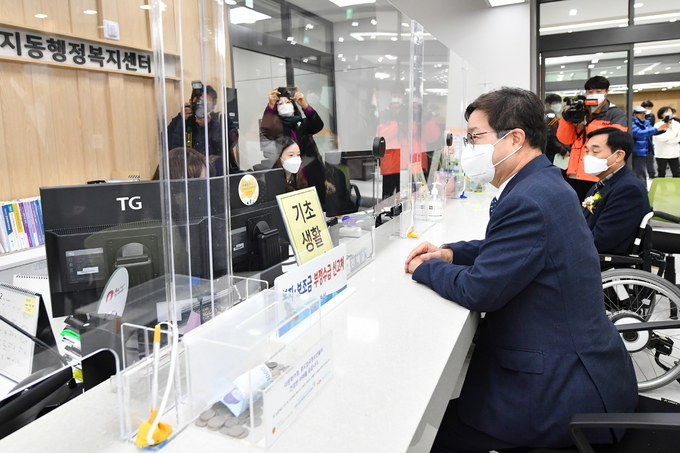 염태영 수원시장이 인권청사로 건립된 지동행정복지센터 개관식에서 장애인 단체와 함께 장애편의시설을 확인하고 있는 모습. (사진= 수원시 제공)