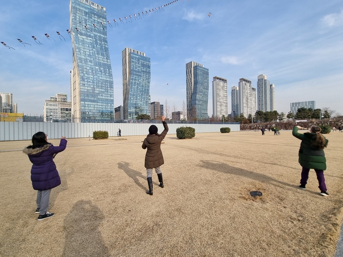 경제자유구역 거주 외국인들이 신나게 연을 날리고 있다. ( 사진 = 인천경제청 제공 )