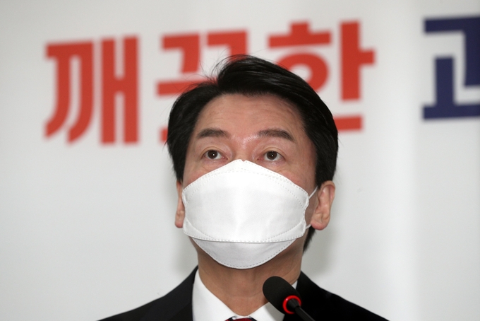  국민의당 안철수 대선 후보가 10일 오전 국회에서 열린 중앙선거대책위원회의에서 발언하고 있다. (사진=국회사진기자단/연합뉴스)