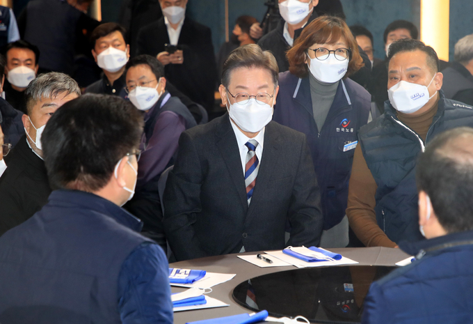 더불어민주당 이재명 대선 후보가 10일 오전 서울 여의도 한국노총 사무실에서 열린 한국노총 노동정책 협약식에 참석해 자리에 앉고 있다. (사진=국회사진기자단/연합뉴스 제공)