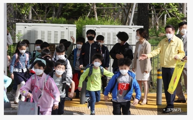 최대호 안양시장이 덕천초등학교에서 청소년 안전도우미 봉사활동을 하고 있다.(사진=안양시 제공)