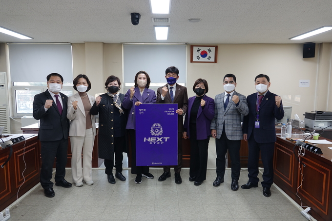 안양시의회 총무경제위원회, 2022 시즌 FC안양 연간회원권 구매 릴레이에 동참했다.(사진=안양시의회 제공)