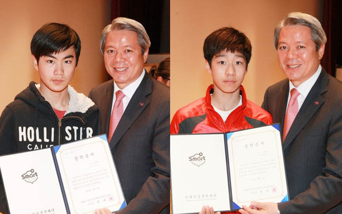황대현선와 김민석 선수가 2013년 최대호 안양시장으로 부터 안양시인재육성재단의 장학증서를 받고 있다.(사진=안양시 제공)