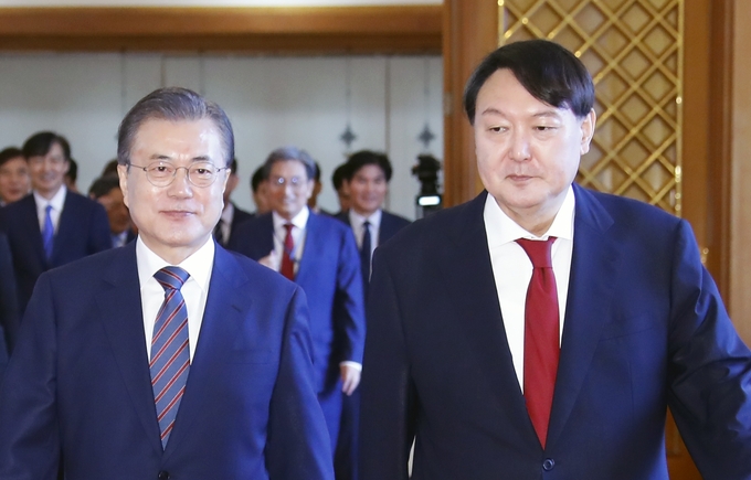  문재인 대통령이 지난 2019년 7월 25일 오전 청와대에서 당시 윤석열 신임 검찰총장에게 임명장을 수여한 뒤 간담회장으로 함께 이동하고 있다. (사진=연합뉴스/자료사진)