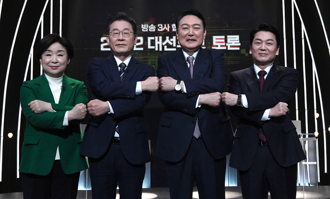  지상파 방송 3사가 공동주최한 대선후보토론회가 열린 3일 서울 KBS 스튜디오에서 정의당 심상정·더불어민주당 이재명·국민의힘 윤석열·안철수 국민의당 대선후보(왼쪽부터)가 토론회 전 기념촬영을 하고 있다. (사진=국회사진기자단/연합뉴스)