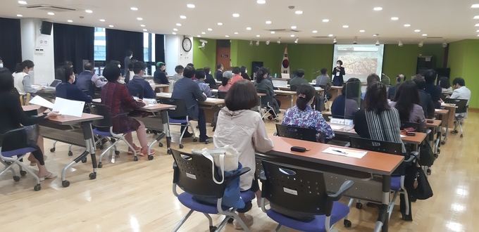 군포시 주민참여예산학교에서 시민들이 진지하게 강의를 듣고 있다.(사진=군포시 제공)