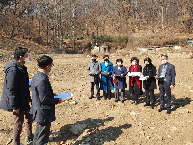 안양시의회 도시건설위원회 의원들이 매장문화재 출토 건축 현장 찾아 설명을 듣고 있다.(사진=안양시의회 제공)