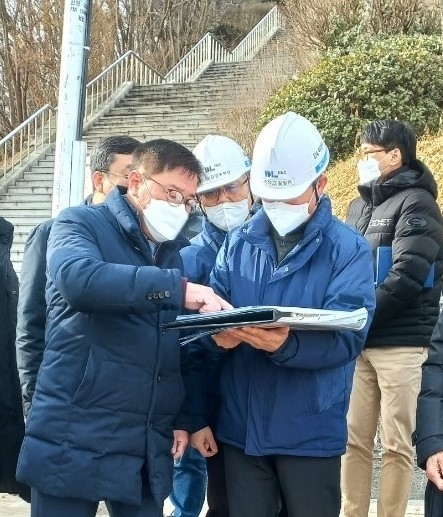 안양시 만안구 김산호 구청장이 현안 발생지역을 찿아 관계자에게 설명을 듣고 있다.(사진=안양시 제공)<br>

