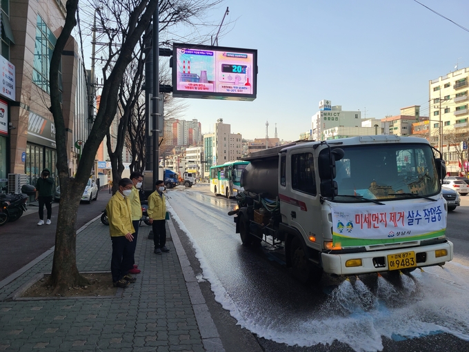미세먼지 제거를 위한 살수 작업이 진행되고 있다. (사진=성남시 제공)