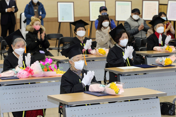 남동글벗학교 제1회 졸업생들이 졸업식 진행 도중 박수를 치고 있다. ( 사진 = 남동구 제공 )