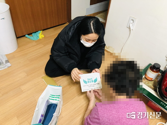 고위험 독거노인 대상 전화번호 스티커 배부 모습 (사진=중앙동 제공)