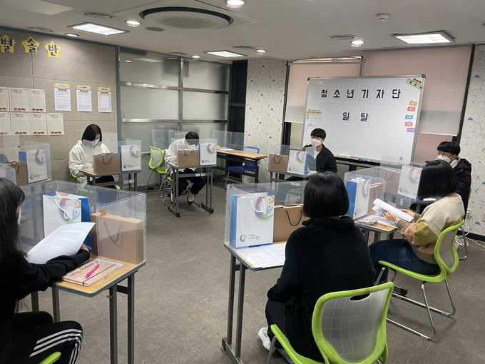 구리시청소년재단 청소년수련관은 2022년 청소년 자치기구 ‘청소년운영위원회, 청소년참여위원회, 청소년기자단, 대학생서포터즈’를 모집한다.(사진=구리시청소년재단 제공)