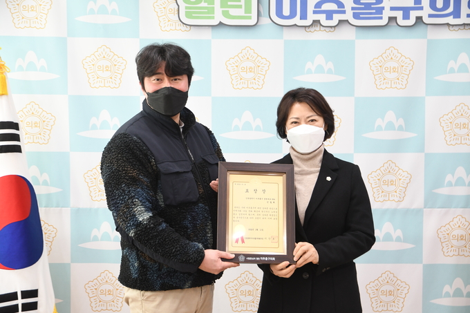 이안호 미추홀구의회 의장(오른쪽)이 지역사회 나눔 실천 유공자에게 표창을 전달하고 있다. ( 사진 = 미추홀구의회 제공 )