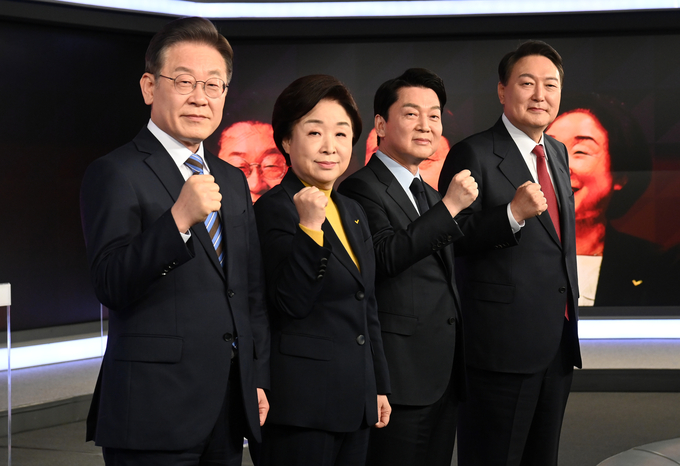 더불어민주당 이재명, 정의당 심상정, 국민의당 안철수, 국민의힘 윤석열 대선후보(왼쪽부터)가 11일 오후 서울 중구 매경미디어센터에서 열린 한국기자협회 주최 방송 6개사 공동 주관 2022 대선후보 초청 토론회 시작에 앞서 기념촬영을 하고 있다. (사진=국회사진기자단/연합뉴스 자료사진)