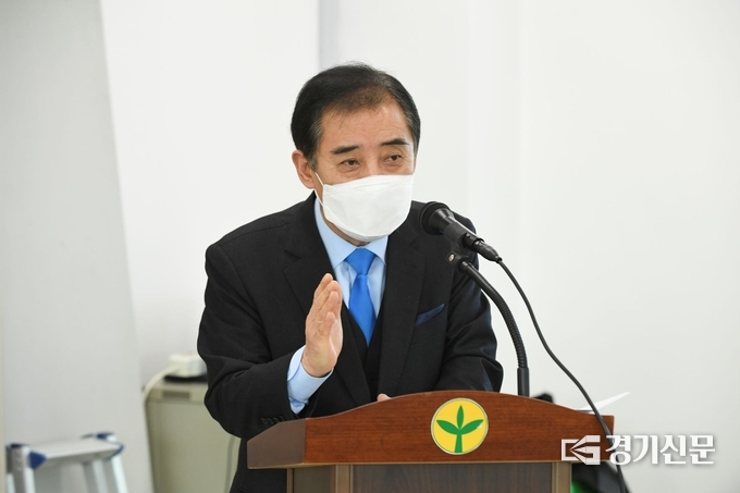 박윤국 포천시장이 새마을회 회원들에게 인사하고 있다. (사진=포천시 제공)