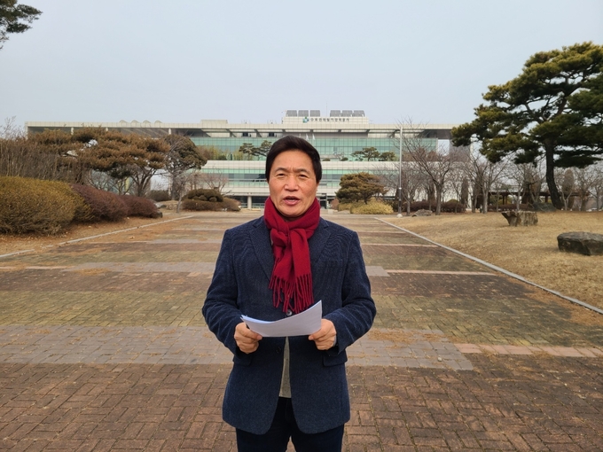이학재 국민의힘 인천시당 선대위원장이 13일 오전 수도권매립지관리공사 앞에서 차기매립장 설계 용역 중단 성명문을 발표하고 있다. ( 사진 = 국민의힘 인천시당 )