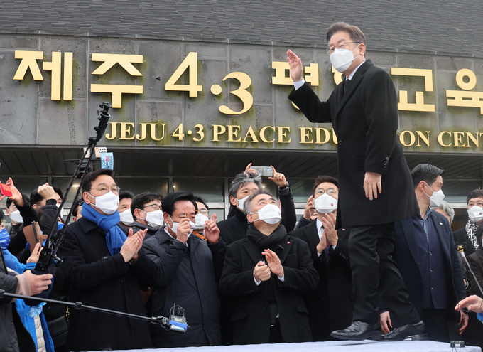더불어민주당 이재명 대선후보가 13일 제주도 제주시 제주 4·3 평화교육센터에서 즉석연설 전 지지자들에게 인사하고 있다. (사진=연합뉴스 제공)