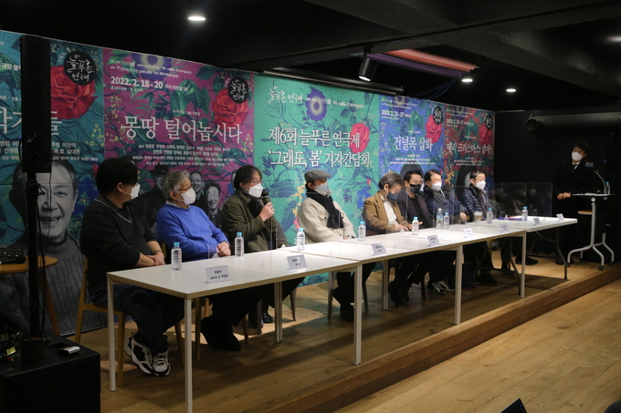 (왼쪽부터)주관사 스튜디오 반 이강선 대표, 박웅 운영위원, 연극 '물리학자들' 연출 송훈상·배우 정욱, 연극 '몽땅 털어놉시다' 연출 주호성· 제작감독 장경민, 연극 '건널목 삽화' 연출 방태수·배우 유진규. (사진=스튜디오 반 제공)