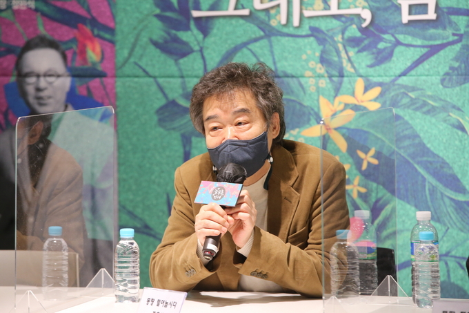 연극 '몽땅 털어놉시다'의 연출을 맡은 주호성. (사진=스튜디오 반 제공)