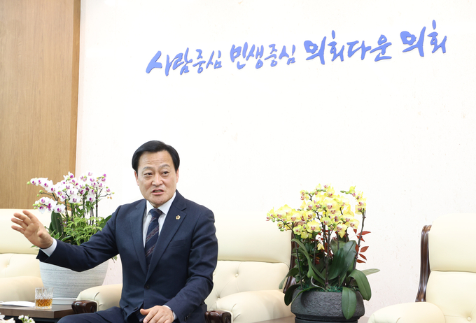 경기신문과 인터뷰를 진행하고 있는 장현국 경기도의회 의장. (사진=경기도의회 제공)