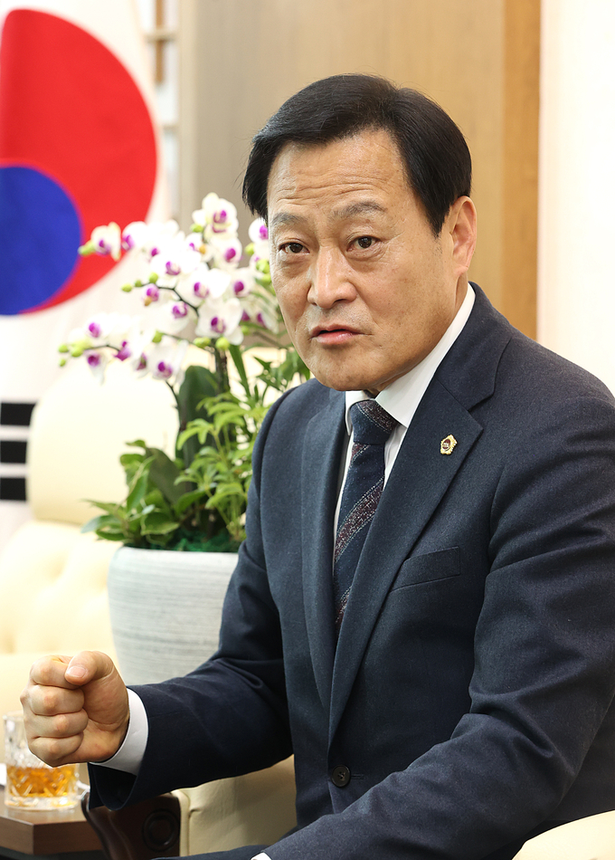경기신문과 인터뷰를 진행하고 있는 장현국 경기도의회 의장. (사진=경기도의회 제공)