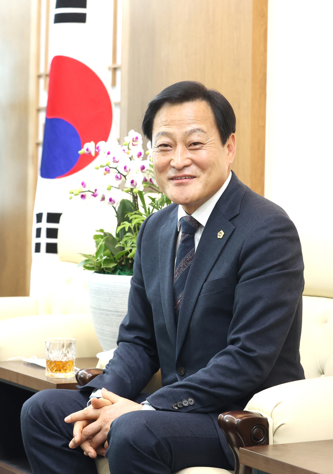 경기신문과 인터뷰를 진행하고 있는 장현국 경기도의회 의장. (사진=경기도의회 제공)