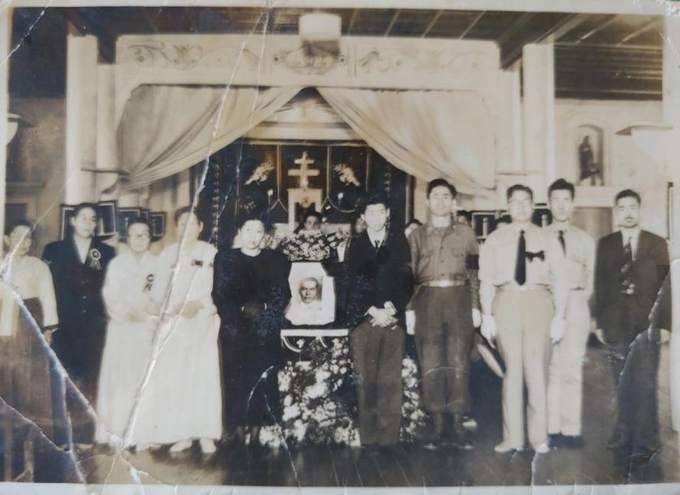 안중근 의사 차남인 안준생 장례식에 참석한 안 여사(왼쪽 4번째). (사진=서경덕 교수 제공)