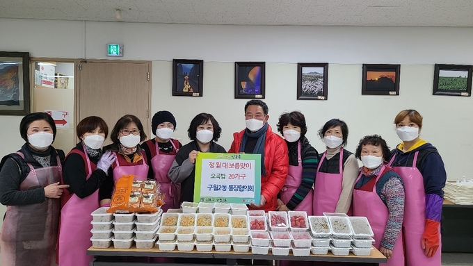 구월2동 통장협의회와 지역사회보장협의체 회원들이 손수 오곡밥을 마련, 취약계층에 전달했다. ( 사진 = 남동구 제공 )