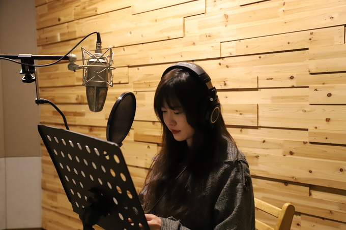 구혜선씨가 부평역사박물관 오디오 가이드 녹음을 하고 있다. ( 사진 = 부평구 제공 )