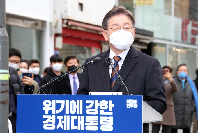 더불어민주당 이재명 대선후보가 14일 서울 중구 명동1가 명동예술극장 사거리에서 '위기극복·국민통합 선언 기자회견'을 하고 있다. (사진=국회사진기자단/연합뉴스 제공)