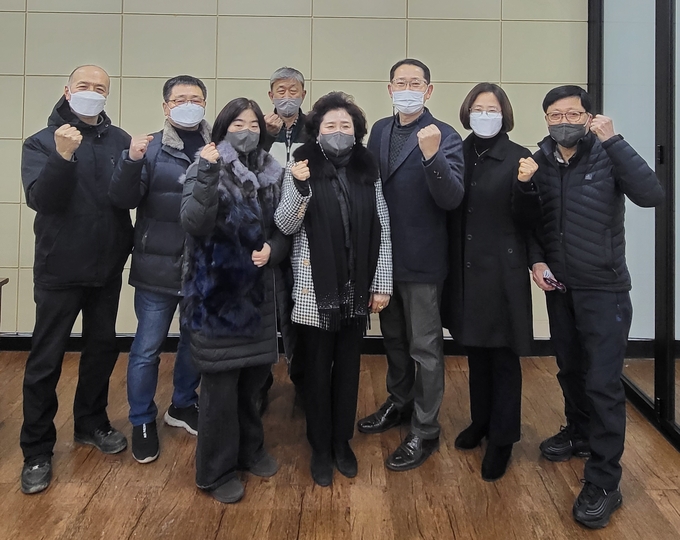 중구 신포동 주민자치회 분과 구성을 마친 위원들이 파이팅을 하고 있다. ( 사진 = 중구 제공 )