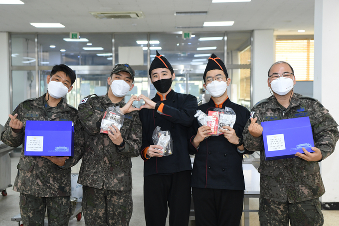 공군 15비 소속 주임원사단이 발렌타인 데이를 맞아 직접 포장한 초콜릿 꾸러미를 장병들에게 선물하고 있다. (사진=공군 15비 제공)