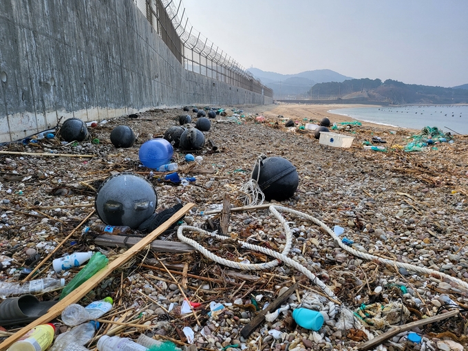 해양쓰레기로 가득 찬 진촌리 어릿골해변 모습. ( 사진 = 백령도 심효신씨 제공 )