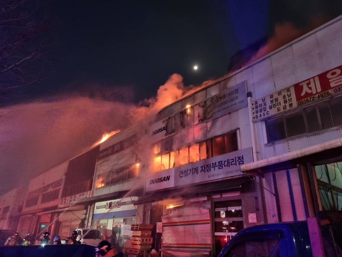 14일 오후 소방당국이 인천 공작기계 매매단지에서 난 불을 끄고 있다. ( 사진 = 인천소방본부 제공 )