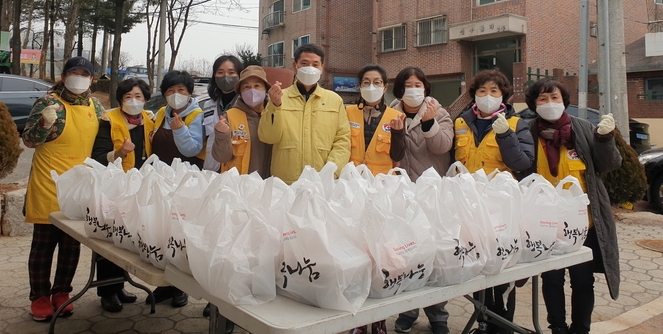 시흥시 군자적십자봉사회는 정월대보름달처럼 풍성한 온정을 베풀었다.(사진=시흥시 제공)