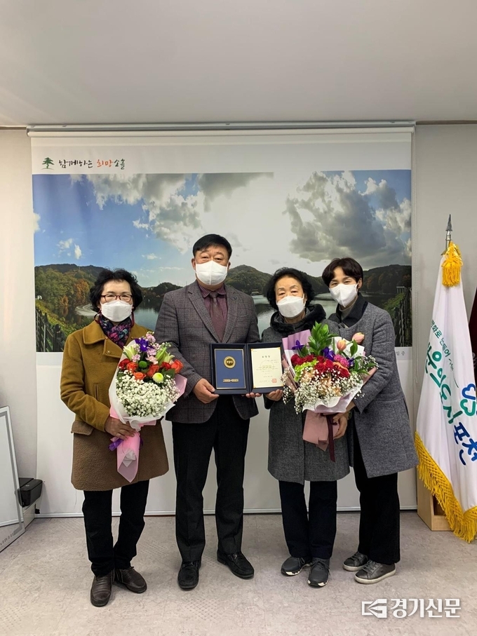 소흘읍 주민 이춘자 씨(오른쪽 두번째)가 2021년 선행도민으로 도지사 표창을 받았다. (사진=포천시 제공)