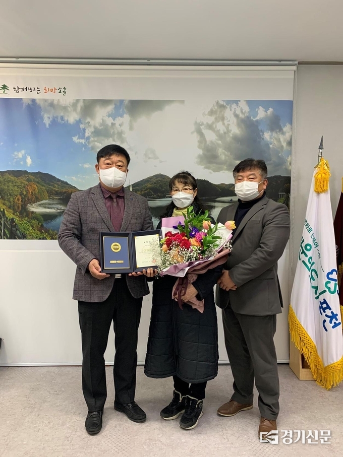 소흘읍 주민 김종인 씨(가운데)가 2021년 선행도민으로 도지사 표창을 받았다. (사진=포천시 제공)