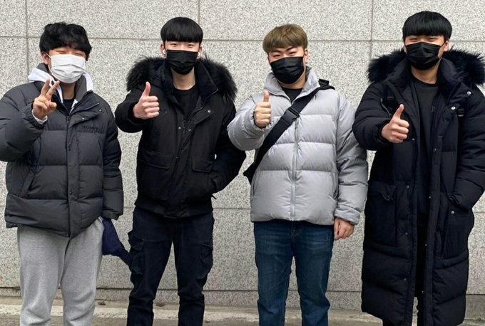 한밤중 상가 화재 진압한 고교생들. 왼쪽부터 이재희, 전민재, 박승주, 서기수 등 성남고 2학년생들. (사진=박승주 군 제공/연합뉴스)