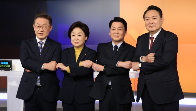  11일 오후 서울 중구 매경미디어센터에서 열린 한국기자협회 주최·방송 6개사 공동 주관 '2022 대선후보 초청 토론'에서 후보들이 기념촬영을 하고 있다. 왼쪽부터 더불어민주당 이재명 후보, 정의당 심상정 후보, 국민의당 안철수 후보, 국민의힘 윤석열 후보. (사진=국회사진기자단/연합뉴스 제공)