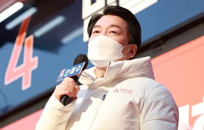 국민의당 안철수 대선후보가 15일 오전 대구 중구 반월당역 인근에서 첫 유세를 하고 있다. (사진=연합뉴스 제공)
