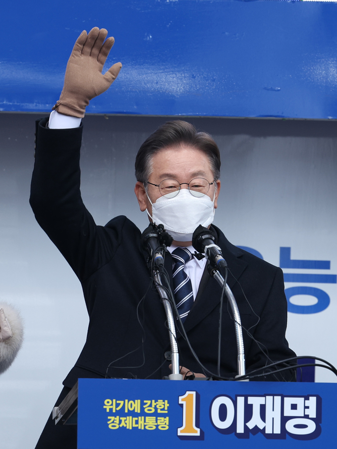 더불어민주당 이재명 대선후보가 제20대 대통령 선거 공식 선거운동 첫날인 15일 대전시 으능정이거리에서 연설회에서 지지자에게 인사하고 있다. (사진=연합뉴스)