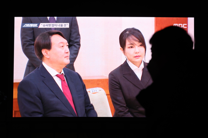 지난달 16일 오후 서울 상암동 MBC 사옥에 걸린 전광판에서 국민의힘 윤석열 대선 후보의 배우자 김건희 씨의 '7시간 전화 통화' 내용을 다루는 MBC 프로그램 '스트레이트'가 방영되고 있다. (사진=연합뉴스/자료사진)