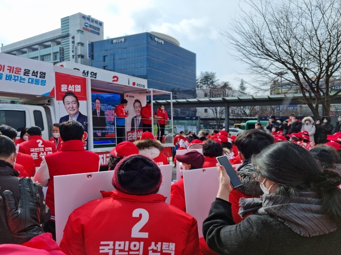 국민의힘 경기도당은 지난 15일 경기도 성남 분당구 야탑역 광장에서 출정식을 열었다. (사진=허수빈 기자)