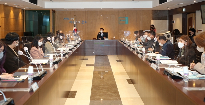 군포시 청년정책위원회에서 한대희 시장(가운데)과 청년정책위원들이 청년층 현안에 관해 논의하고 있다.(사진=군포시 제공)