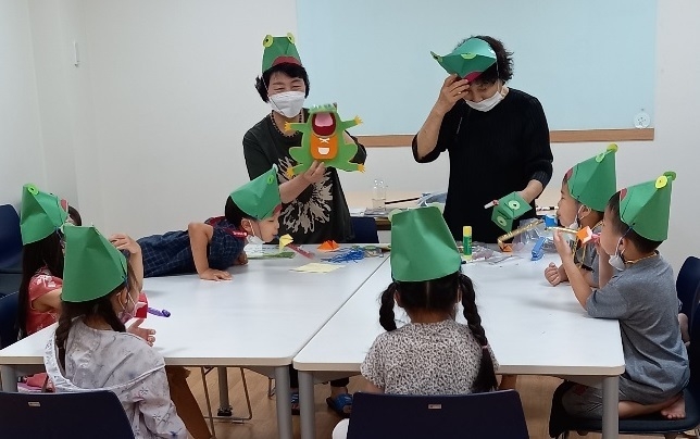 어르신들이 군포시 아동들을 대상으로 은빛독서나눔 활동을 하고 있다.(사진=군포시 제공)